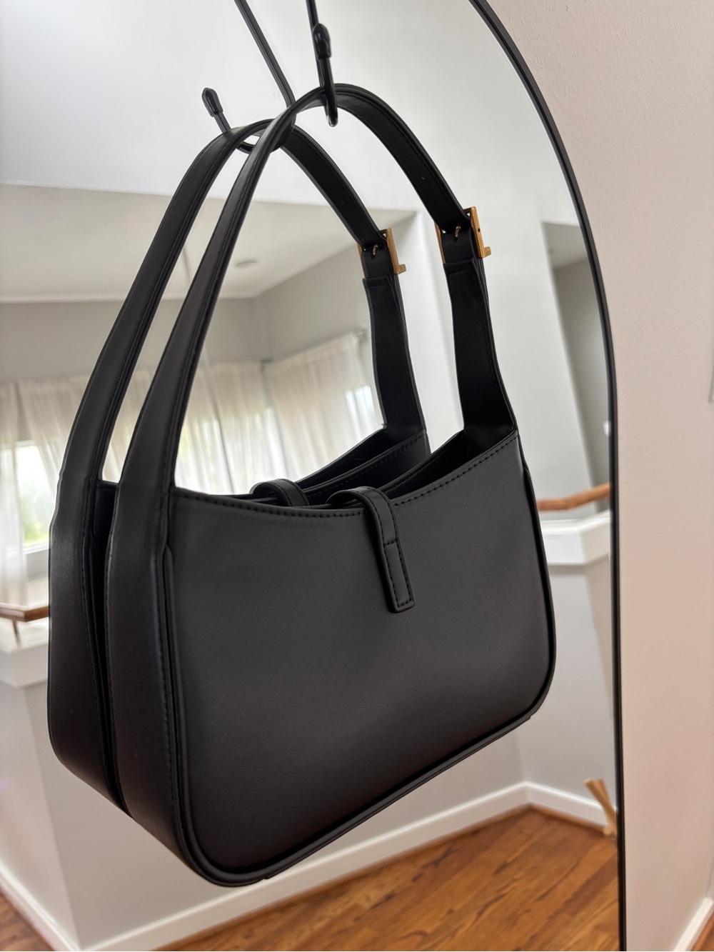 Classic Black Designer Shoulder Bag with Gold Accent - Picture 5 of 8